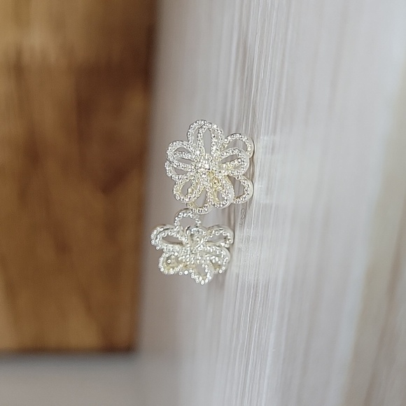 LOOP BLOSSOM STUD EARRINGS - Picture 6 of 7